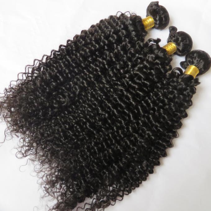 O cabelo brasileiro puro encaracolado perverso do Afro humano não processado do cabelo do Virgin empacota a cor natural